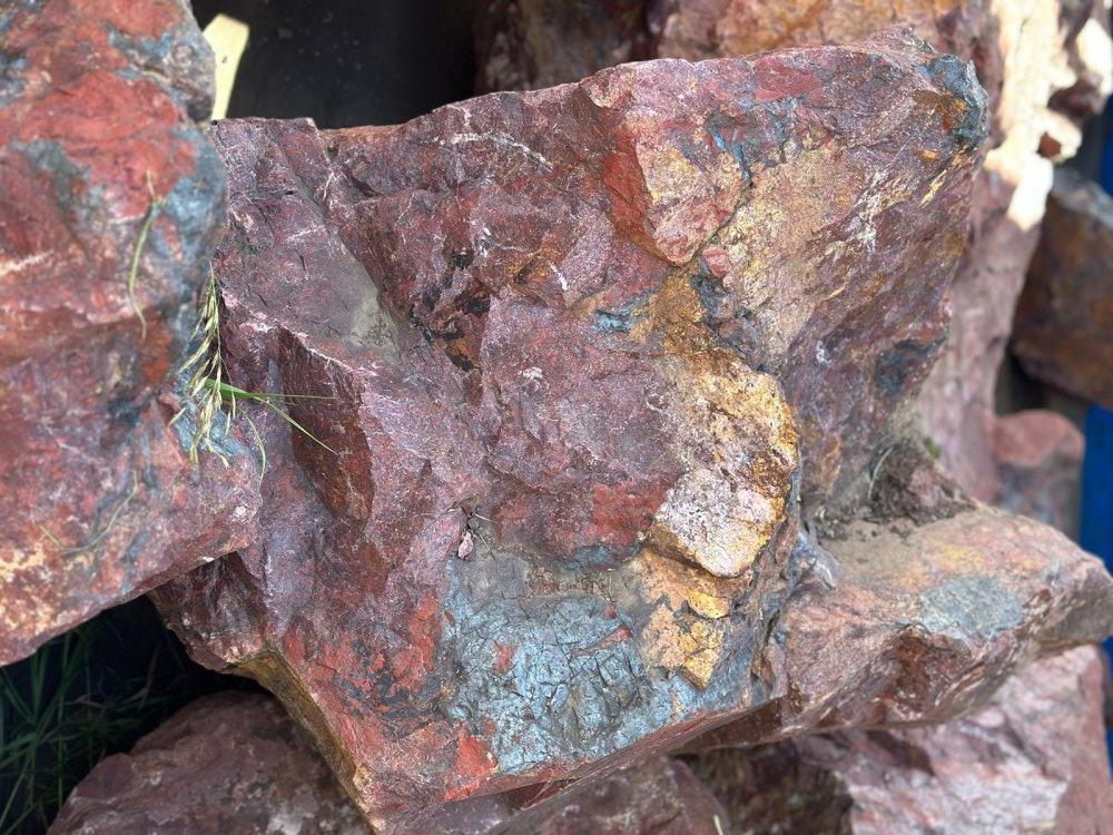 Камни для ландшафтного дизайна красно-фиолетовые 10-60 килограмм купить в Абакане