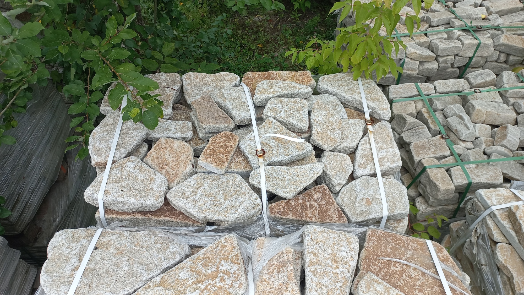 Гранитный плитняк галтованный для мощения купить в Абакане