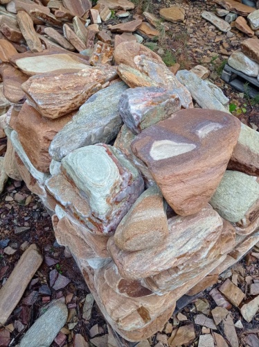 Златолит жёлтый, жёлто-зелёный глыбки и валуны для ланшафтного дизайна купить в Абакане