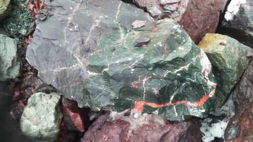 Гигантские зелёные валуны для ландшафтного дизайна весом более 5 тонн купить в Абакане