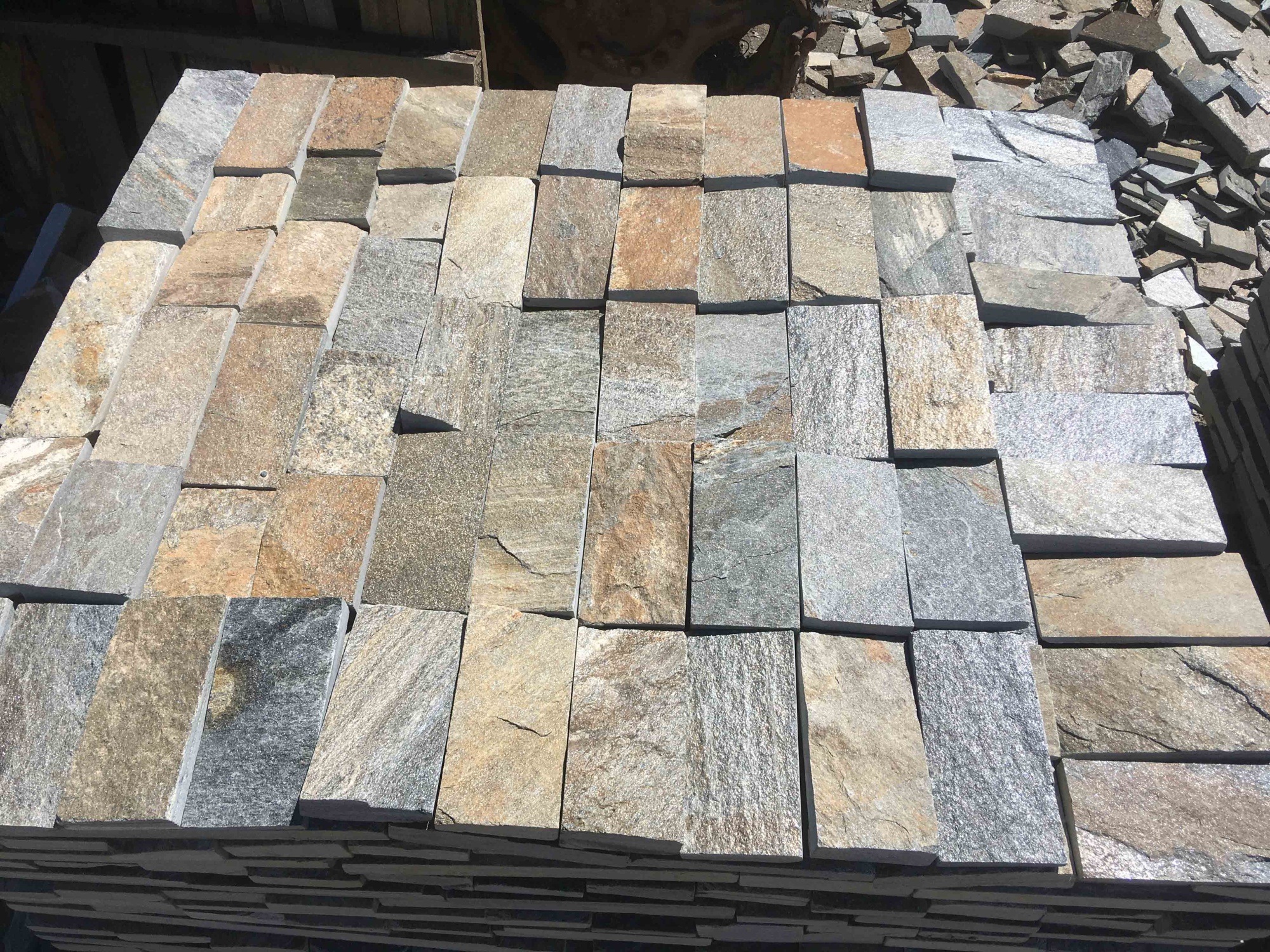 Плитка пилёная златолит Уральский для фасада купить в Абакане