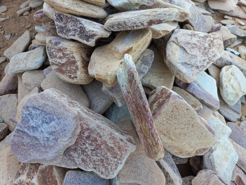 Златолит жёлтый, жёлто-зелёный глыбки и валуны для ланшафтного дизайна купить в Абакане