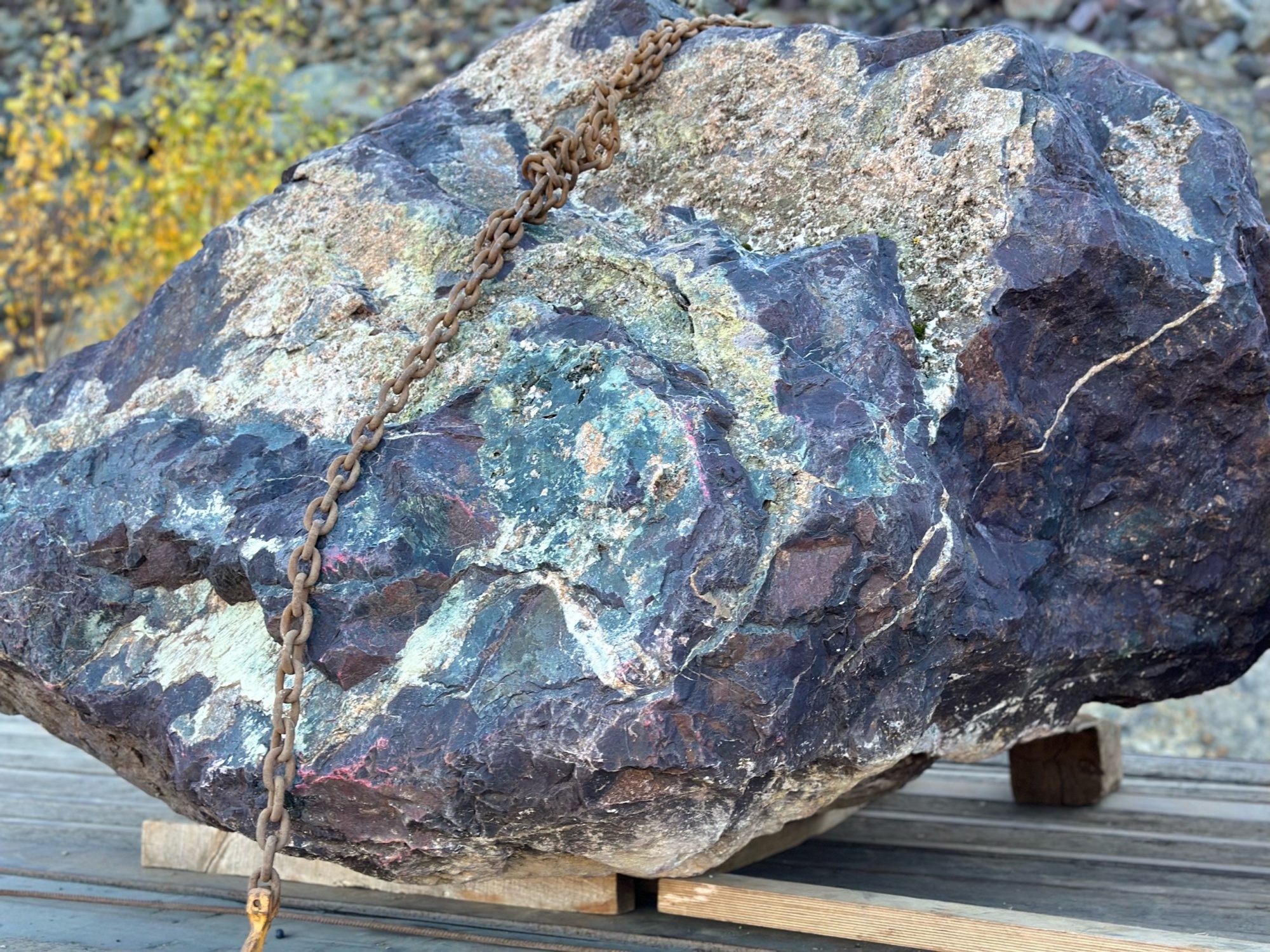 Огромные красно-фиолетовые валуны для ландшафтного дизайна весом более 5 тонн купить в Абакане