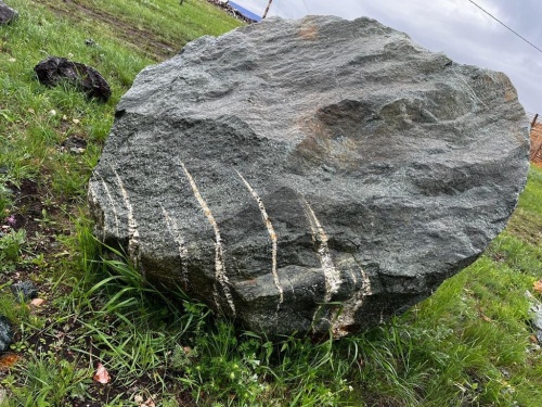 Гигантские зелёные валуны для ландшафтного дизайна весом более 5 тонн купить в Абакане