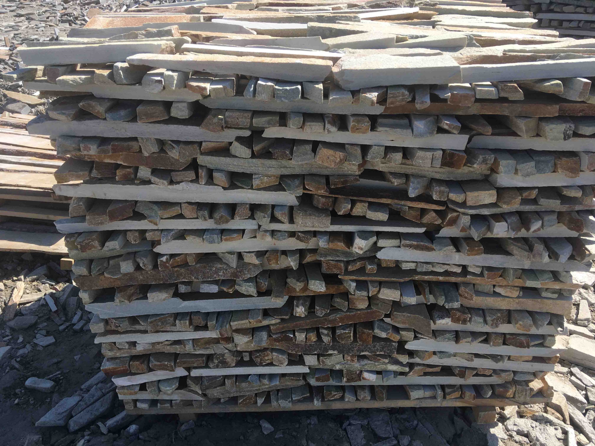 Горбушка златолит золотистый для облицовки купить в Абакане