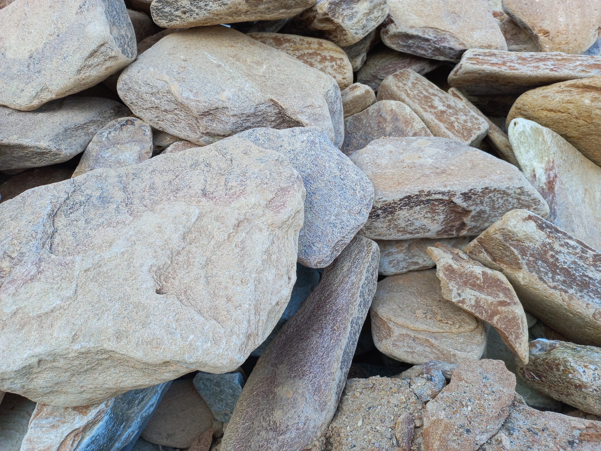 Златолит жёлтый, жёлто-зелёный глыбки и валуны для ланшафтного дизайна купить в Абакане