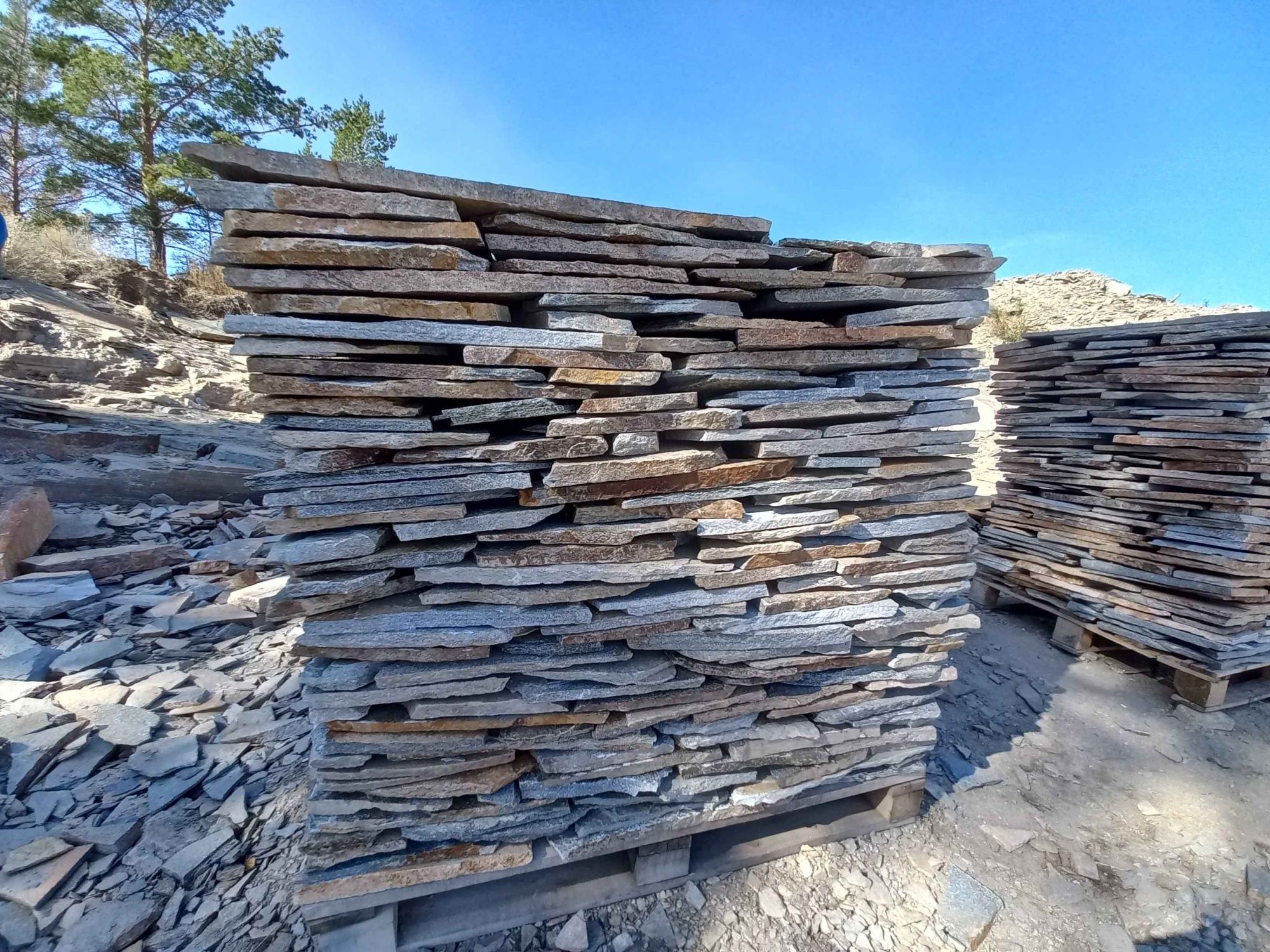 Плитняк златолит серебристый для фасада купить в Абакане