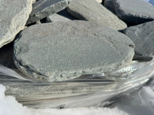 Плитняк златолит зелёный галтованный для мощения на бетон купить в Абакане